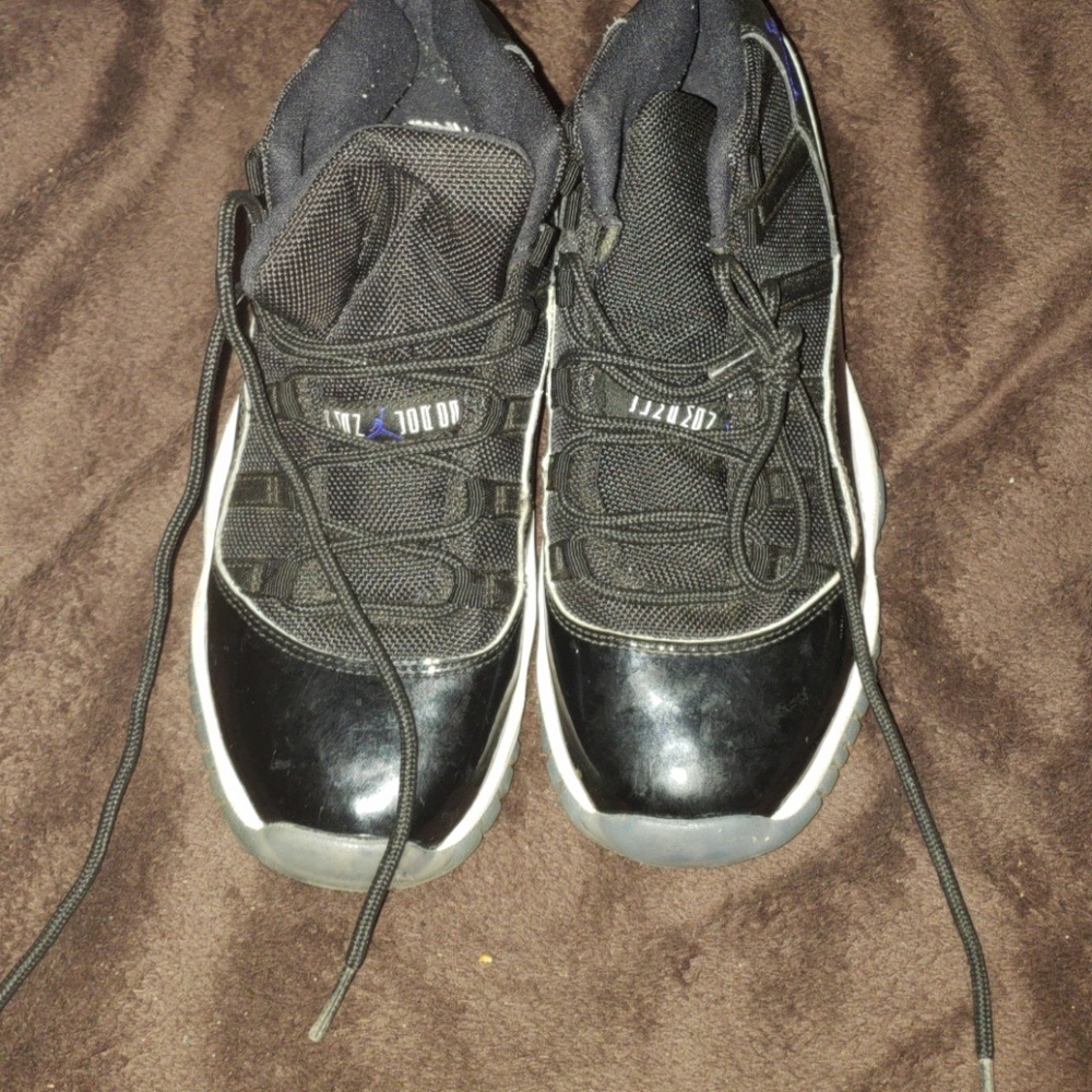 Kids Jordan 11's black size 4.5